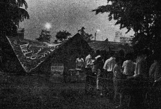 １９６８年には新宿・花園神社の紅テントなどアングラ劇団が話題に。 状況劇場　唐十郎
